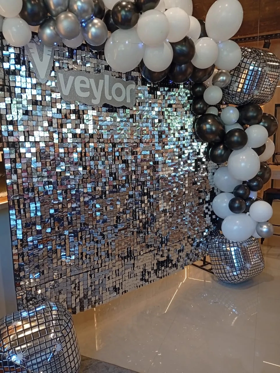 Pared de lentejuelas decorada por Bennu Eventos